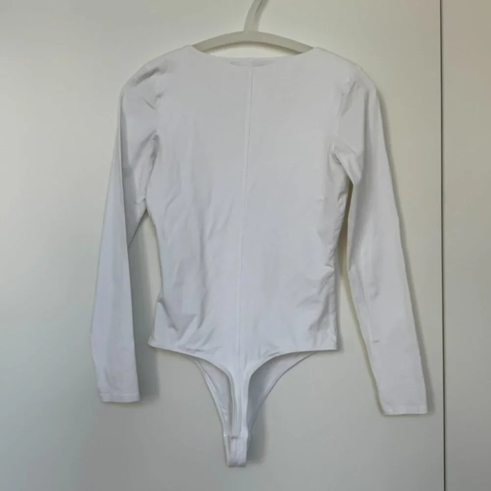 Everlane Long Sleeve V-neck Bodysuit in White - Picture 5 of 7
